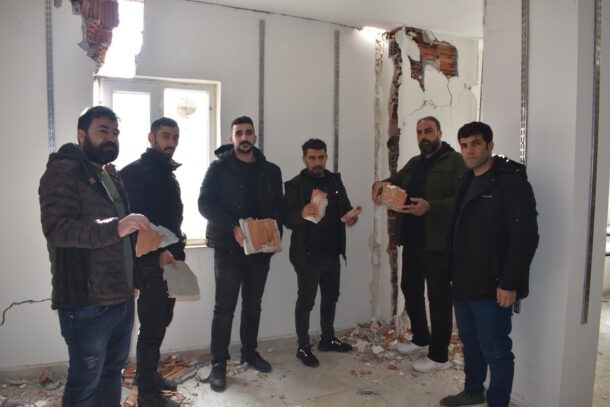 Batman’da bir apartmanın 4 kolonu tuğladan yapılmış galerisi resim 2