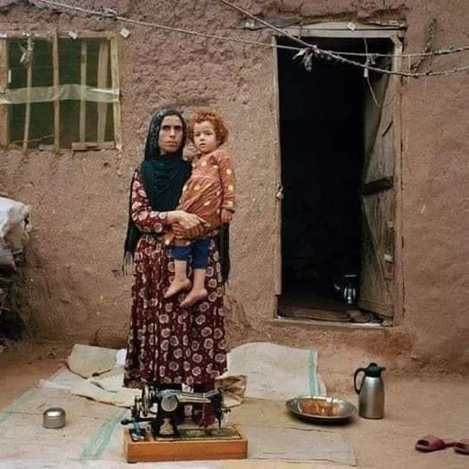 Kapı çaldı. Bir çocuk bir su bardağı uzattı. galerisi resim 1