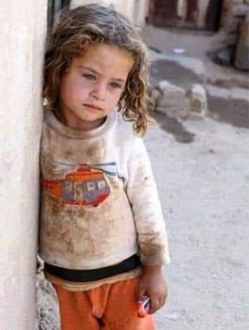 Kapı çaldı. Bir çocuk bir su bardağı uzattı. galerisi resim 3