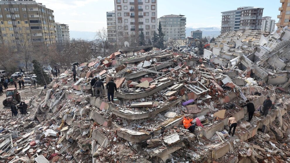 Korkutan Deprem 7.2 Şiddetiyle Sarsıldı galerisi resim 1