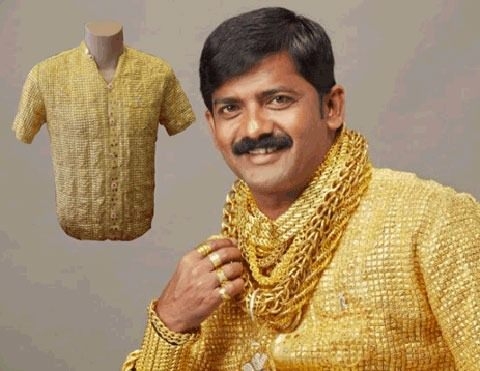 Kendini Beğendirmek İçin Altın Gömlek Giyiyor galerisi resim 2