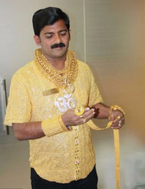 Kendini Beğendirmek İçin Altın Gömlek Giyiyor galerisi resim 6