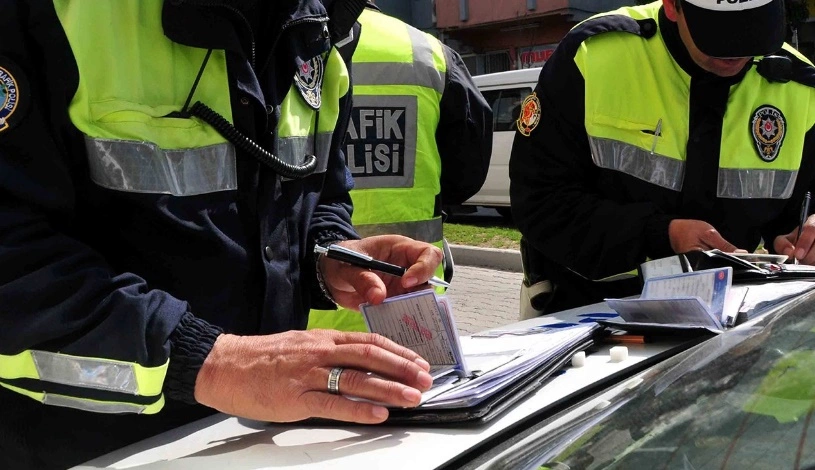 Arabası olan milyonlarca kişiye kötü haber o araçlar trafiğe çıkamayacak galerisi resim 1