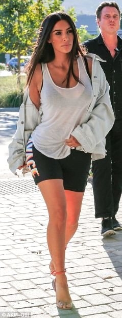 KİM KARDASHİAN TAYT ŞORTUYLA SOKAĞA ÇIKTI galerisi resim 5