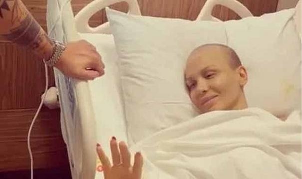 Uzun zamandır kanserle mücadele eden şarkıcı galerisi resim 2