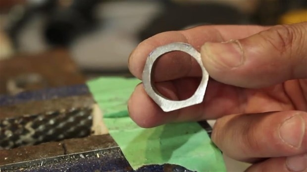 EŞİNİN İSTEDİĞİ YÜZÜĞÜ ALMAYA PARASI YETMEYEN ADAM CİVATADAN ÖYLE BİR ŞE galerisi resim 17