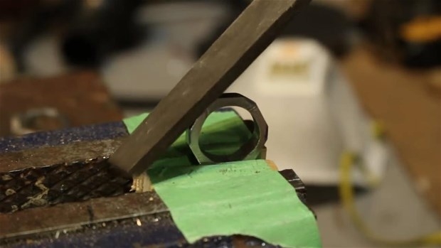 EŞİNİN İSTEDİĞİ YÜZÜĞÜ ALMAYA PARASI YETMEYEN ADAM CİVATADAN ÖYLE BİR ŞE galerisi resim 18