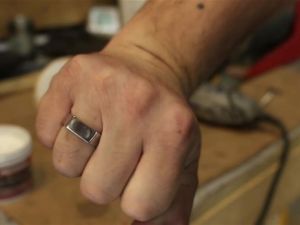 EŞİNİN İSTEDİĞİ YÜZÜĞÜ ALMAYA PARASI YETMEYEN ADAM CİVATADAN ÖYLE BİR ŞE