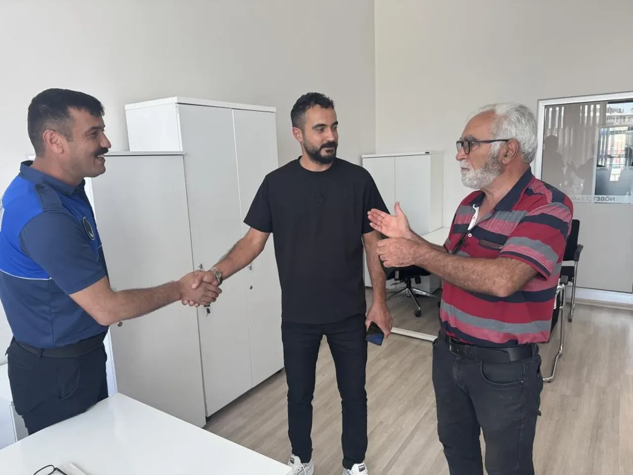 İşe giderken yolda buldu! galerisi resim 1