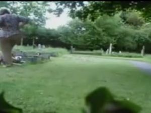 Annesinin mezarına gizli kamera koydu şok oldu! İşte o kayıtlar…