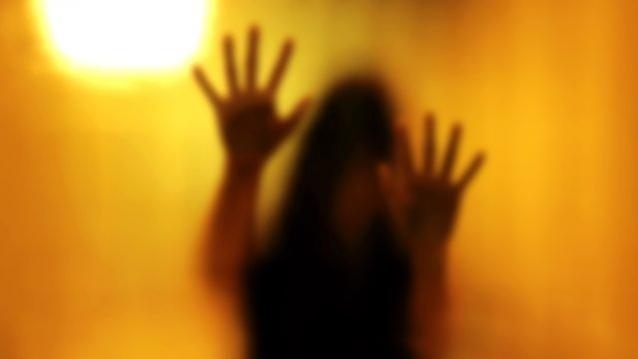 Kocasını aldattı, yetmedi 13 yaşındaki kızının önünde aşığıyla Birlikte  galerisi resim 2