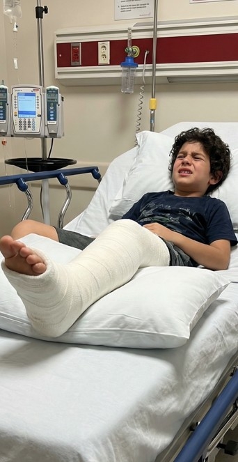 Oğlumun bacağı kırıldıktan sonra ona bakmak için hastaneye gittim galerisi resim 1