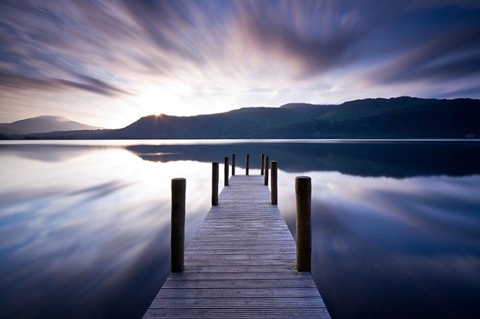 Genç kız, el aynasında makyajını kontrol etti… galerisi resim 2