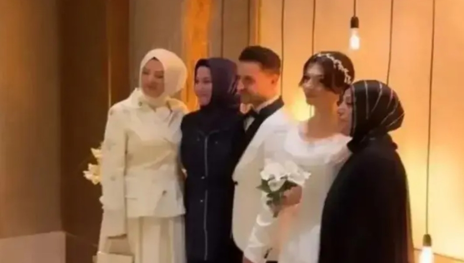 Kadir Ezildi'nin eşi Gamze Türkmen galerisi resim 3