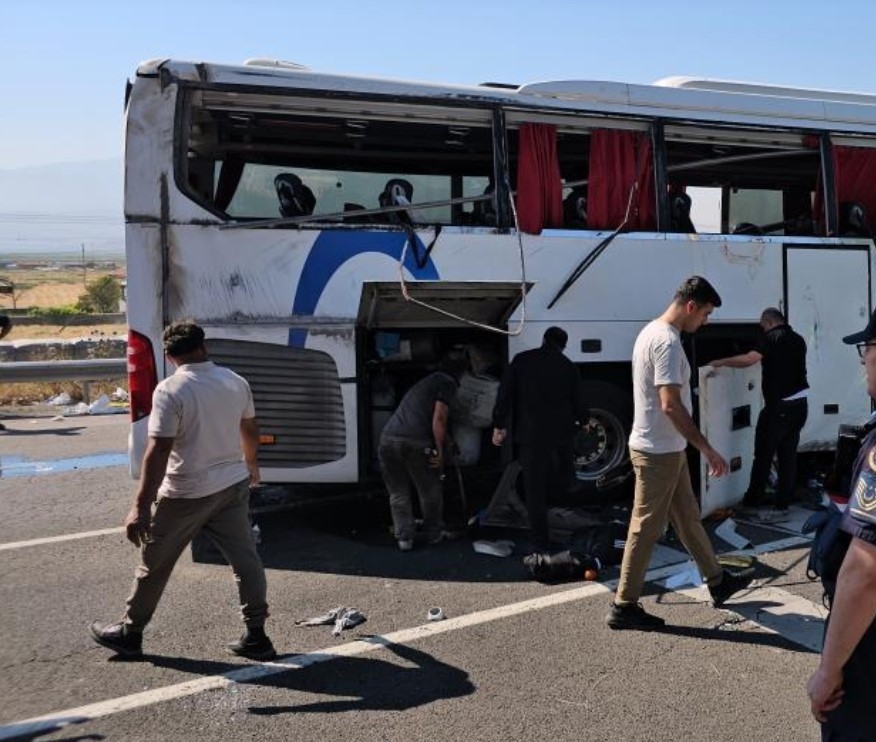 Son dakika Otobüs devrildi galerisi resim 1