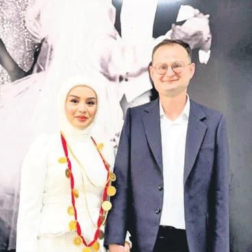 Altınlarla kaybolan Özbek gelin galerisi resim 3