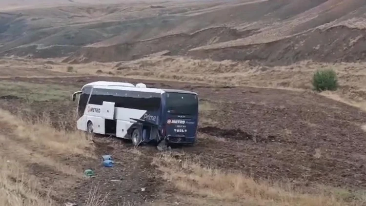 Yolcu otobüsü tarlaya girdi galerisi resim 2