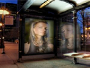 GECE OTOBÜS DURAĞINDAKİ GENÇ KIZIN BAŞINA GELEN OLAY...