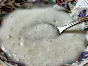 LEKESİZ BİR CİLT İÇİN YOĞURT KARBONAT MASKESİ… BAKIN NASIL UYGULANIYOR