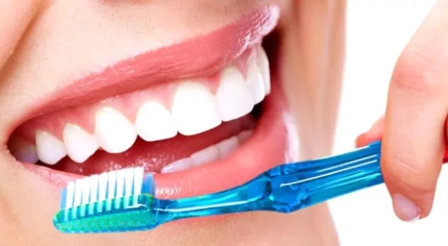 EVDEKİ MALZEMELERLE 4 ADIMDA DİŞİNİZİ BEYAZLATMANIN YOLU galerisi resim 5