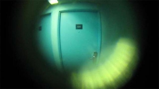 Genç kız okuldan çıkıp eve geldi yalnızdı. o sırada takırtılar duydu gid galerisi resim 2