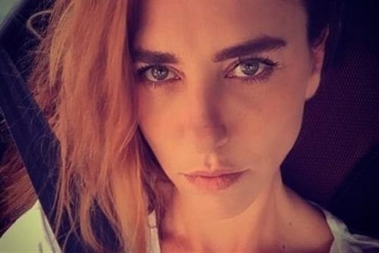 ECE USLU'NUN SETTE SİLİKONLARI PATLAD galerisi resim 3