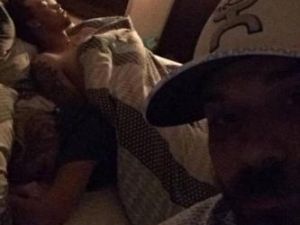 Eve erken gelen adam yatak odasına girince sevgilisi ve bir adamı yatakt