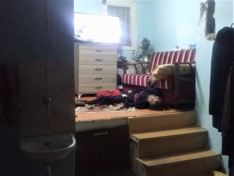 Akşam saatleriydi, annesiyle birlikte televizyon izleyip bir yandan sohb galerisi resim 3