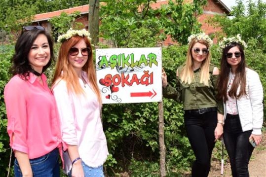 BURADA BEKAR KIZLAR VE ERKEKLER HER YIL KENDİNE EŞ ARIYOR! galerisi resim 2