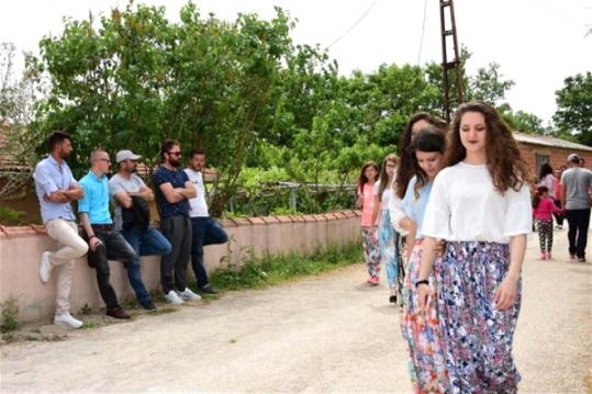 BURADA BEKAR KIZLAR VE ERKEKLER HER YIL KENDİNE EŞ ARIYOR! galerisi resim 3