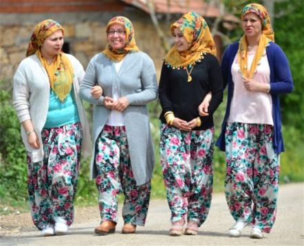 BURADA BEKAR KIZLAR VE ERKEKLER HER YIL KENDİNE EŞ ARIYOR! galerisi resim 4