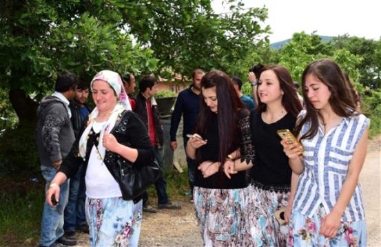 BURADA BEKAR KIZLAR VE ERKEKLER HER YIL KENDİNE EŞ ARIYOR! galerisi resim 6