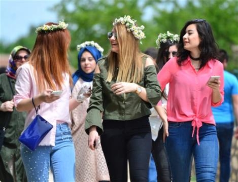 BURADA BEKAR KIZLAR VE ERKEKLER HER YIL KENDİNE EŞ ARIYOR! galerisi resim 7