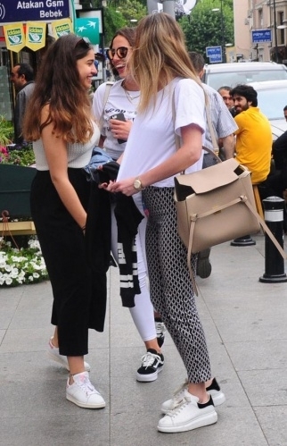 Zehra Çilingiroğlu Bebek'te öyle bir yakalandı ki... galerisi resim 2