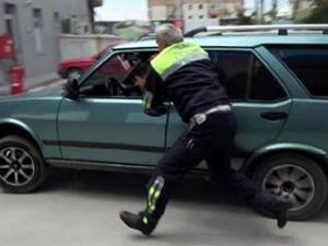 Çocuk sürücü ve babası polise zor anlar yaşattı