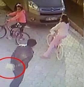 9 yaşındaki kızın başına parke taşıyla vurup kaçtı galerisi resim 3