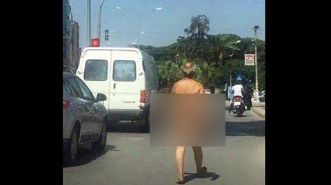 Aşırı sıcak delirtti! Çırılçıplak soyundu... galerisi resim 1