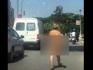 Aşırı sıcak delirtti! Çırılçıplak soyundu...