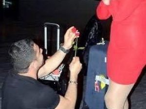 Sürpriz evlilik teklifinde bulunduğu sevgilisini hastanelik etti