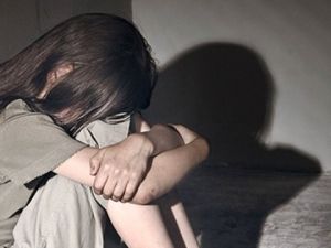 SEVGİLİSİYLE BİRLİKTE OLUP SİLAH ZORUYLA DA KÜÇÜK KIZ KARDEŞLERİ