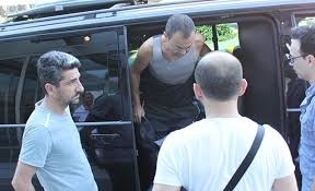 Şarkıcı Serdar Ortaç, eşi ve arkadaşının desteğiyle yürüdü galerisi resim 2