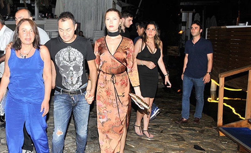 Şarkıcı Serdar Ortaç, eşi ve arkadaşının desteğiyle yürüdü galerisi resim 3