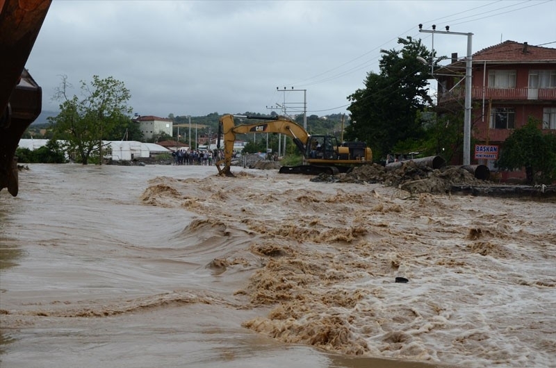 Yollar kapandı evler sular altında galerisi resim 1