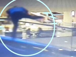 Bursa'da bir adam AVM'nin 3.katından ölüme atladı