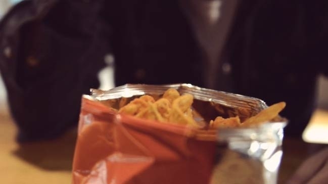 Severek yediğimiz cips poşeti içinden öyle bir şey çıktı ki... galerisi resim 1