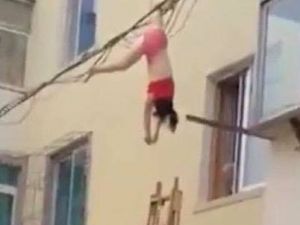 İç çamaşırlarıyla elektrik teline asılı bulundu!