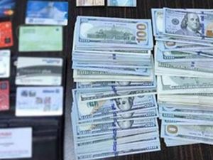 Geri dönüşüm bandına düşen cüzdanın içinden çıkanlar şaşırttı