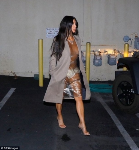 Kim Kardashian plastik elbisesiyle şaşkına çevirdi galerisi resim 7