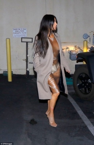 Kim Kardashian plastik elbisesiyle şaşkına çevirdi galerisi resim 8
