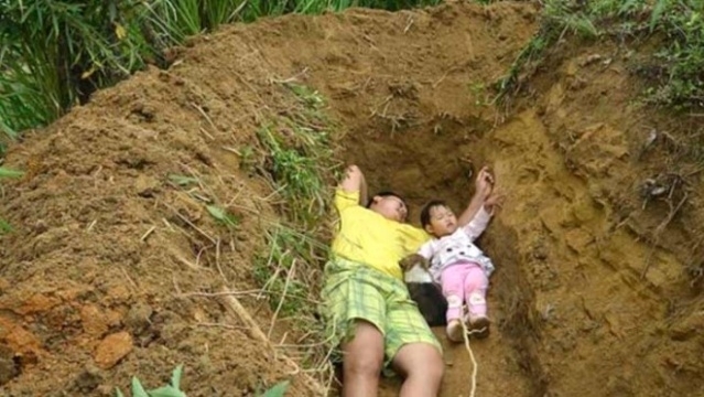 Kızını ölüme hazırlamak için her gün mezara gidiyor galerisi resim 1